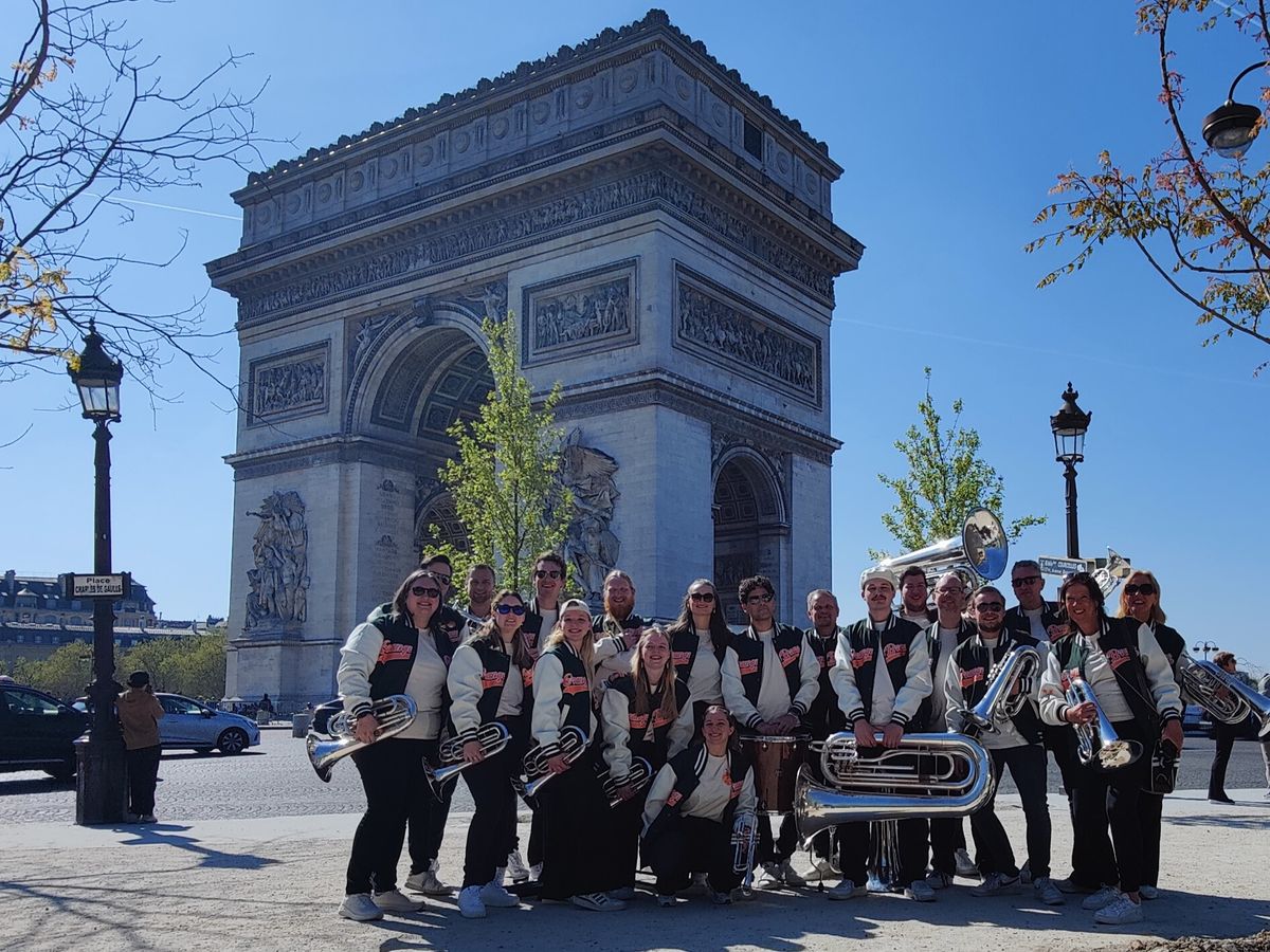 Jubal Orange Brass speelt bij de Arc de Triomphe in Parijs