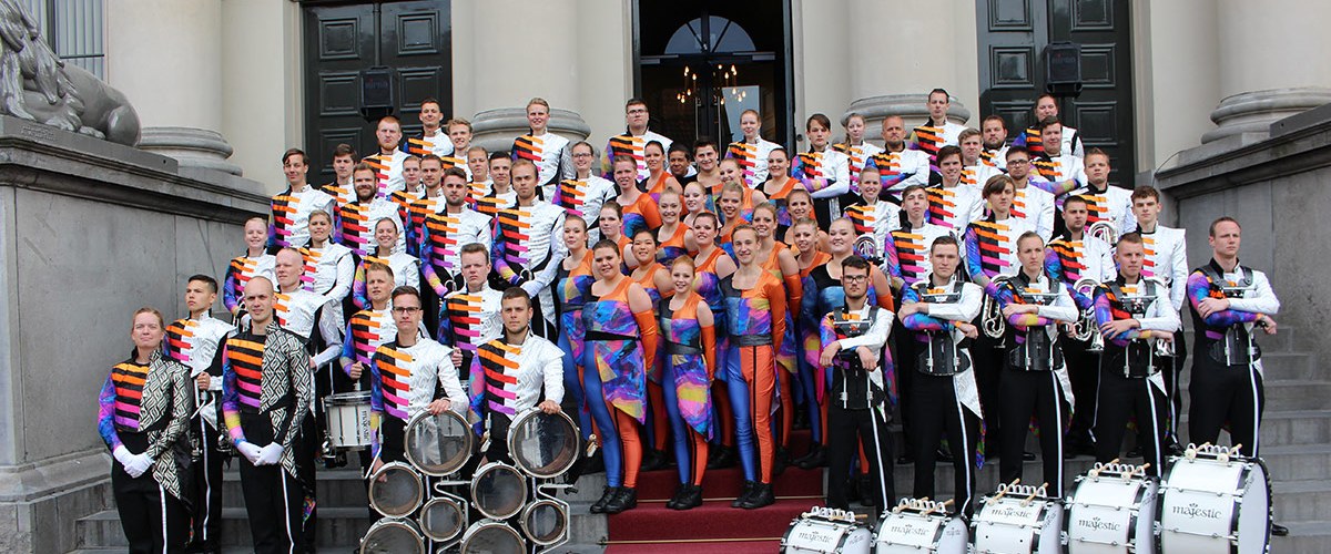 Jubal tijdens de Aubade, het traditionele Koningsdag-optreden voor het stadhuis