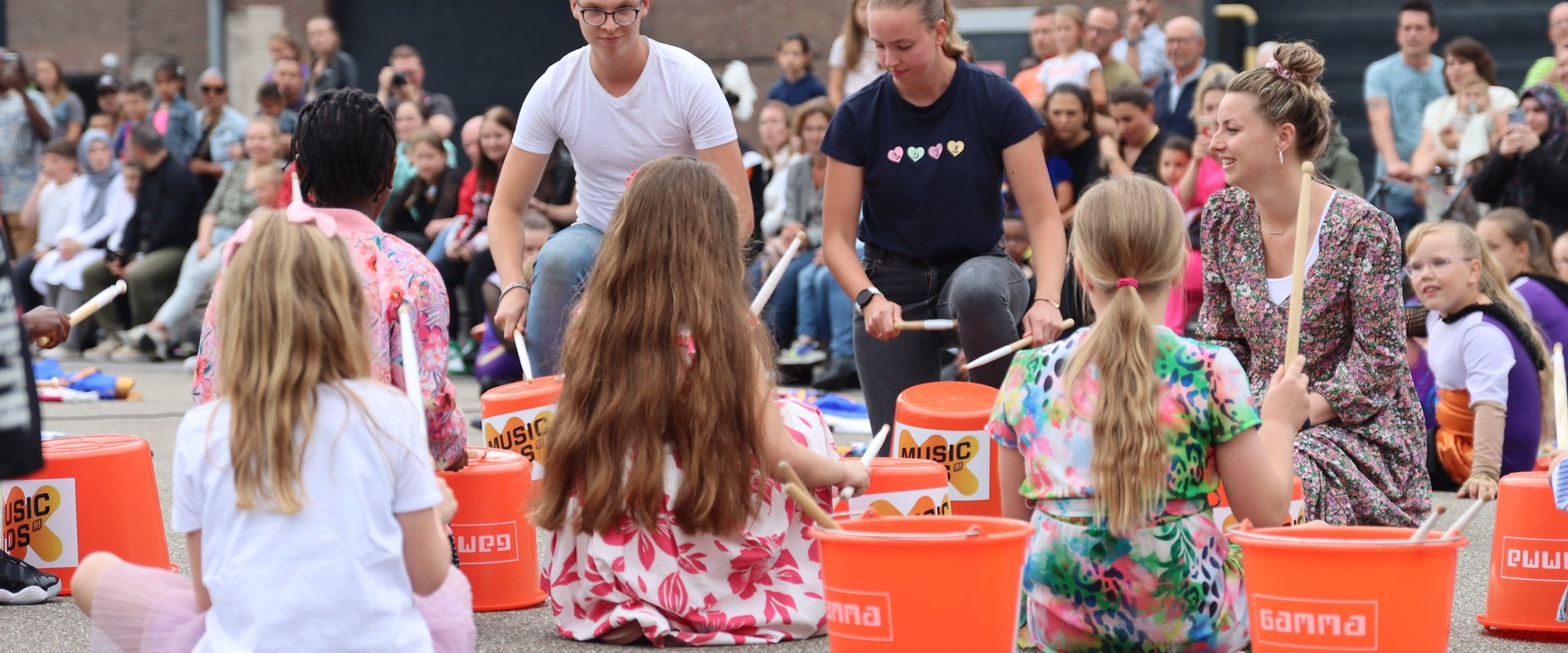 Music Kids treedt op met bucket drums voor publiek
