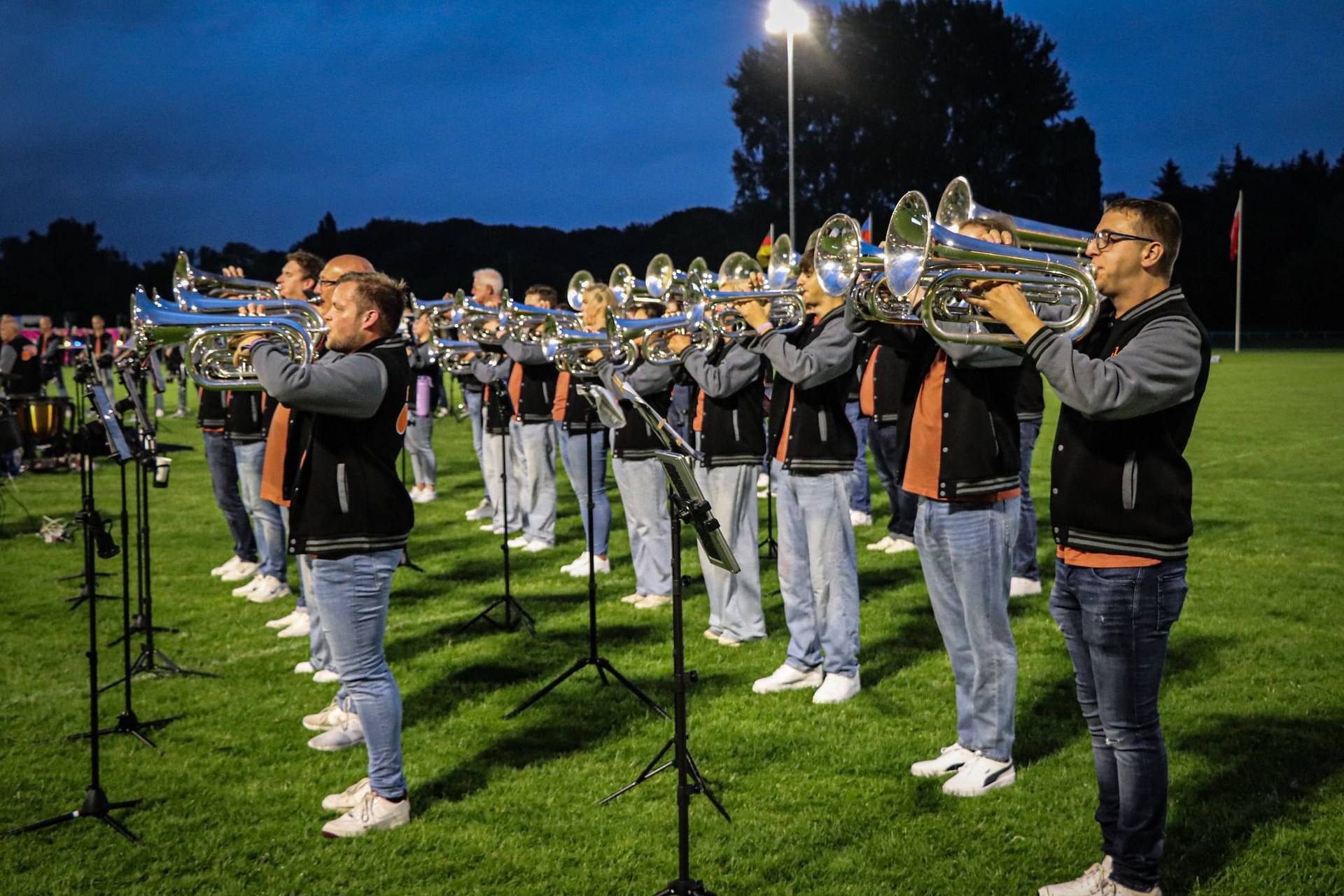 Het hornline van het Jubal Legacy Project tijdens een avondoptreden