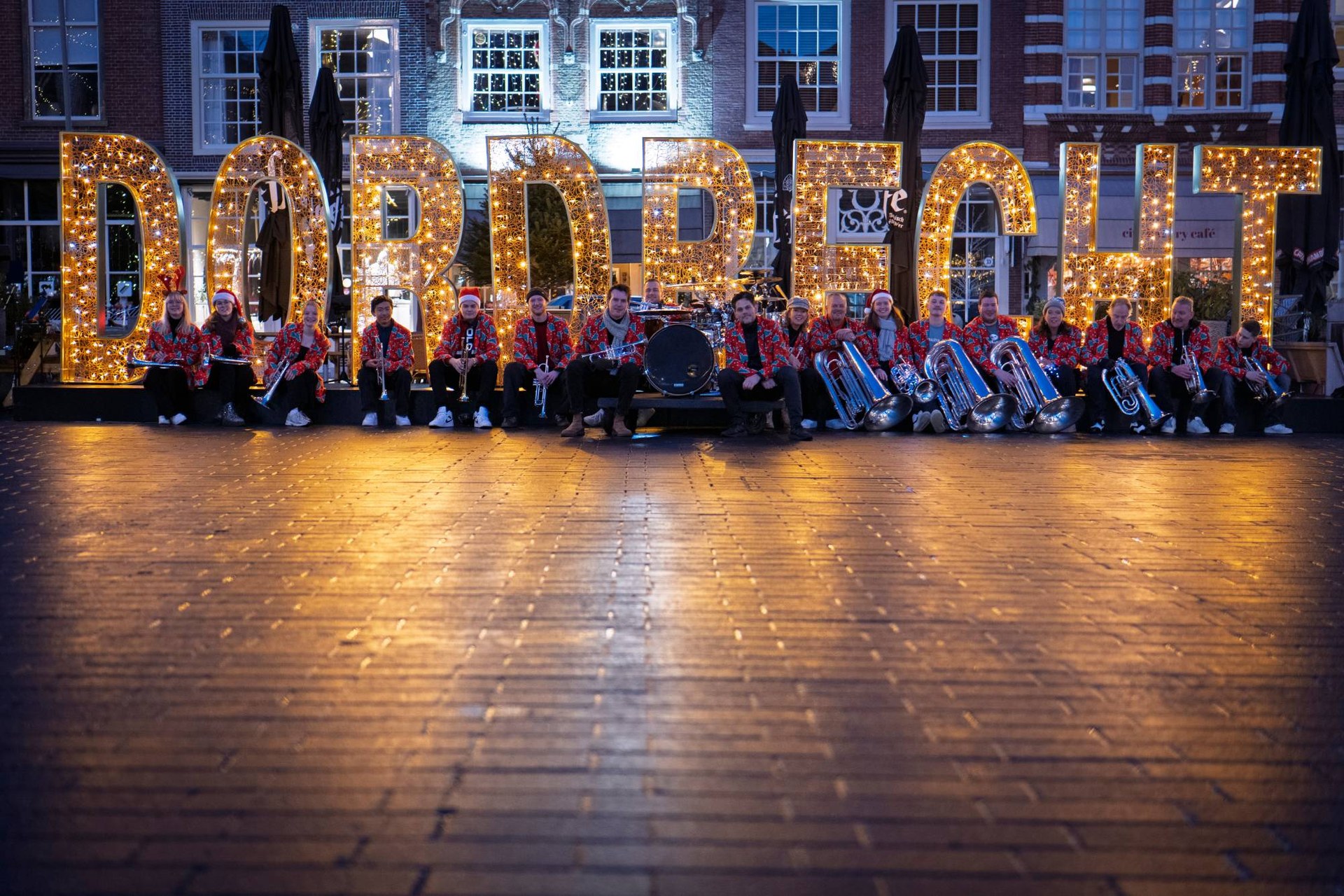 De Jubal All-Star X-Mas Band voor de verlichte DORDRECHT-letters