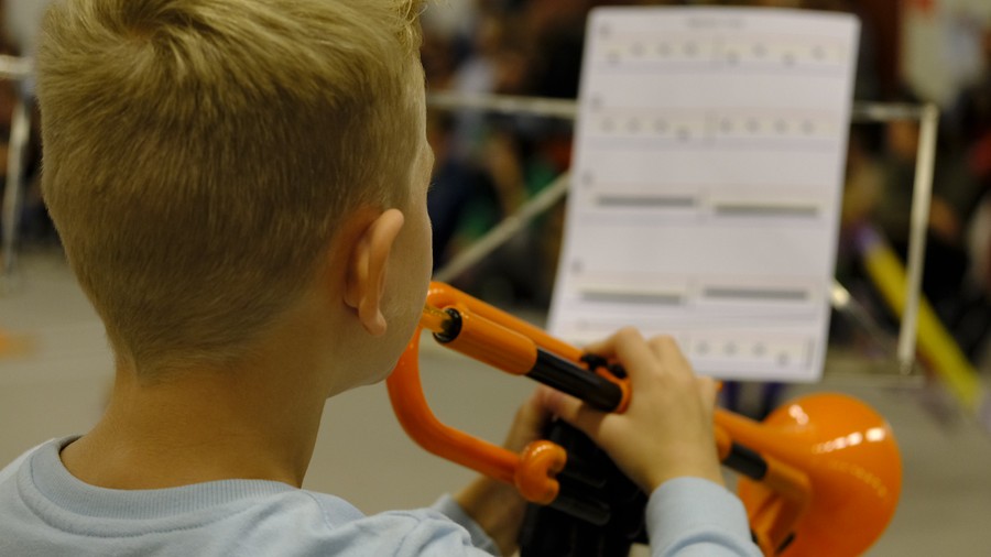 Music Kids treedt op met bucket drums voor publiek