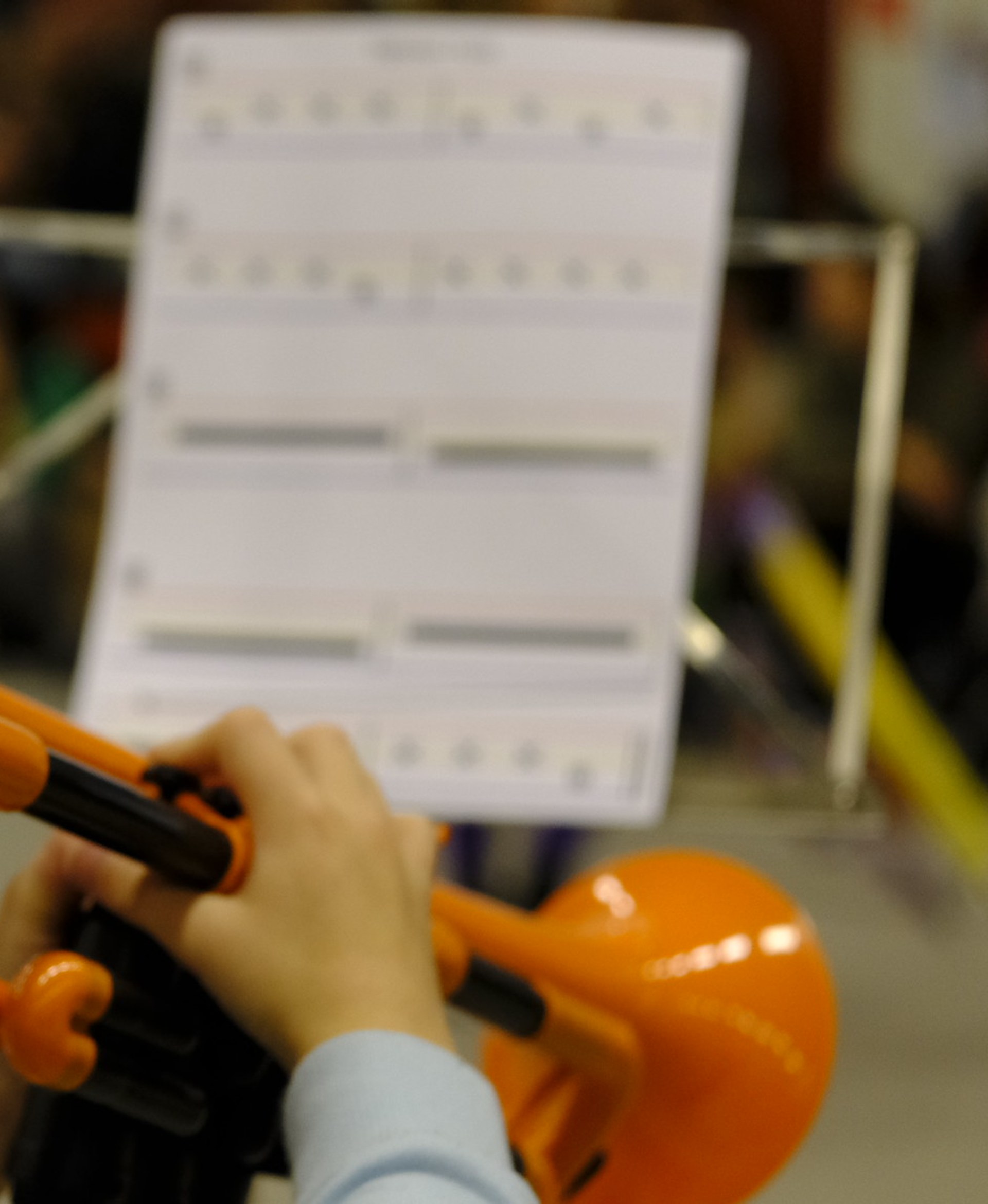 Music Kids leerling leest noten tijdens een AMV-les