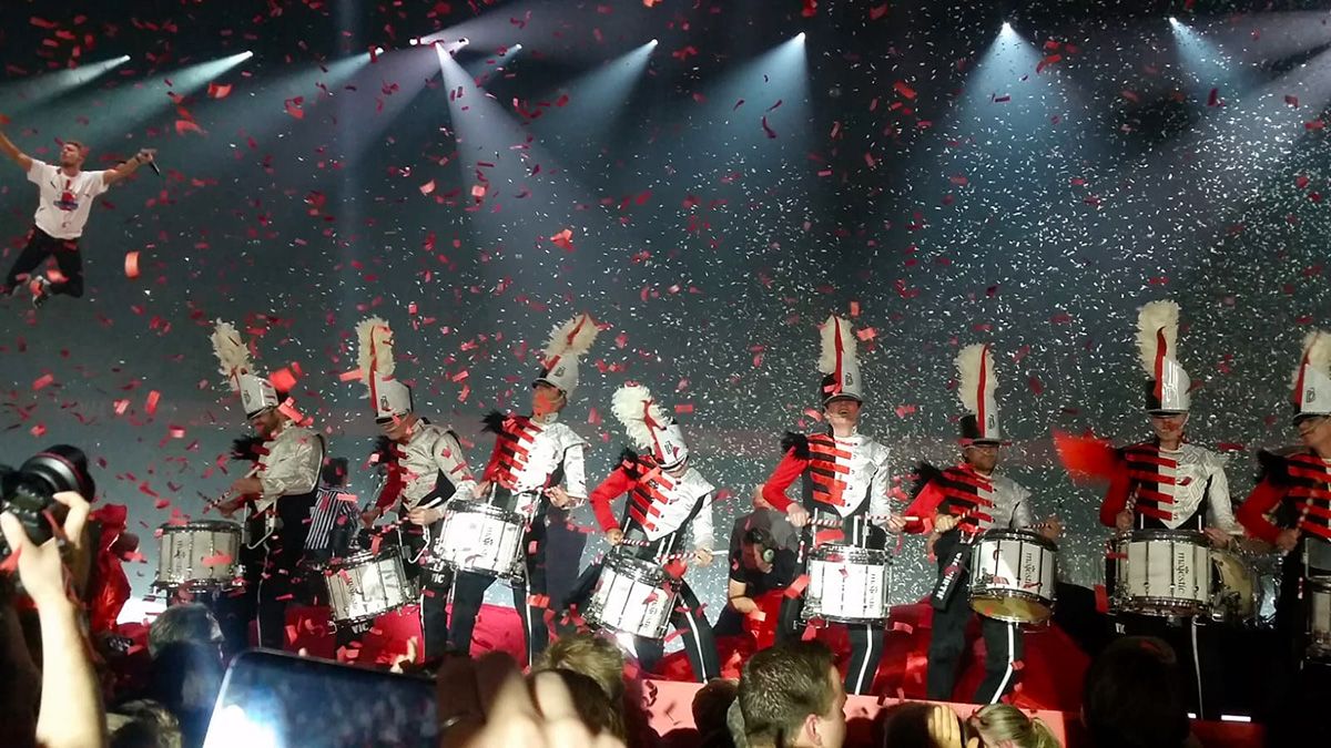Jubal-drummers in showtenue op het podium van Vrienden van Amstel Live