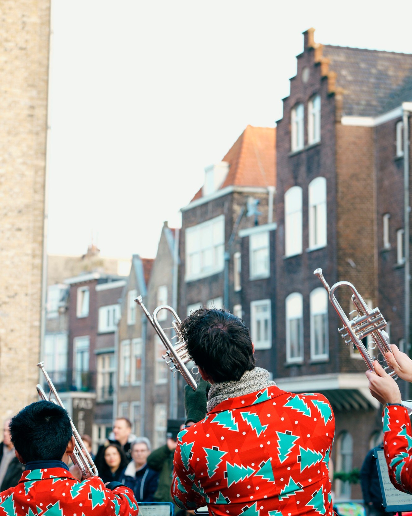 Muzikanten van de Xmas Band spelen trompet in de Dordtse binnenstad