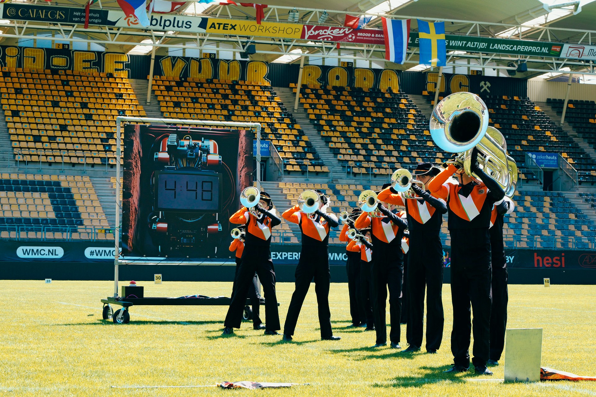 De hornline van Jong Jubal voor het aftellende decor tijdens Mission: Incredible!