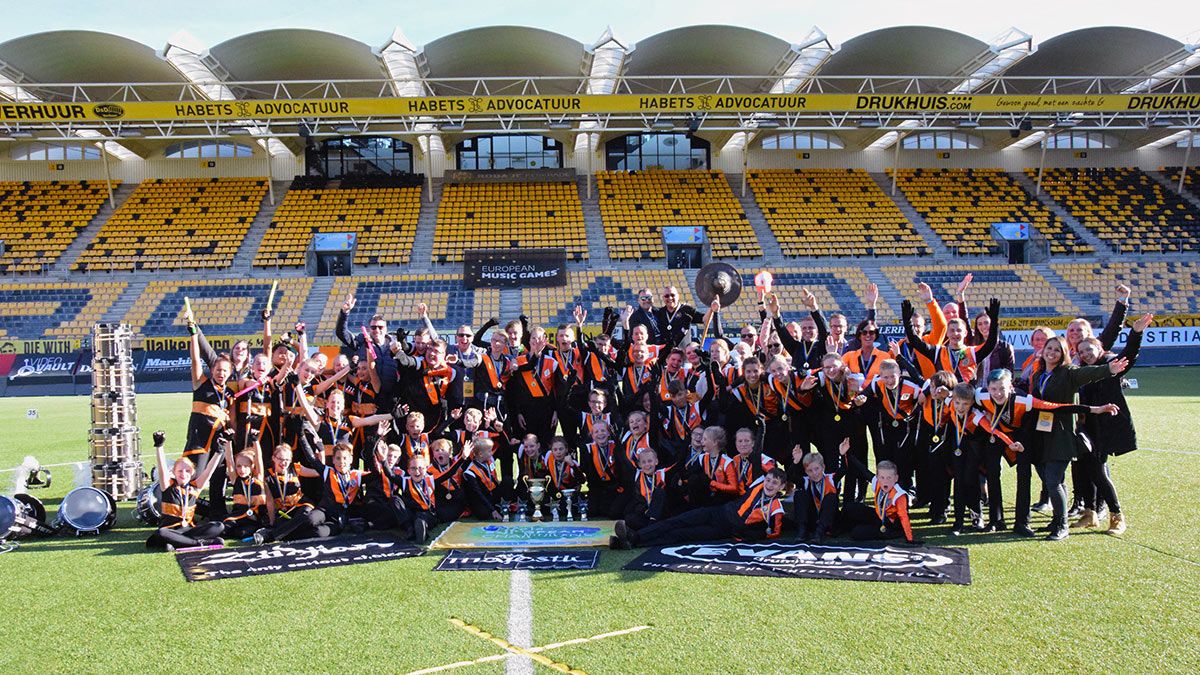 Het hele korps van Jong Jubal viert de Europese titel van 2018 in het stadion