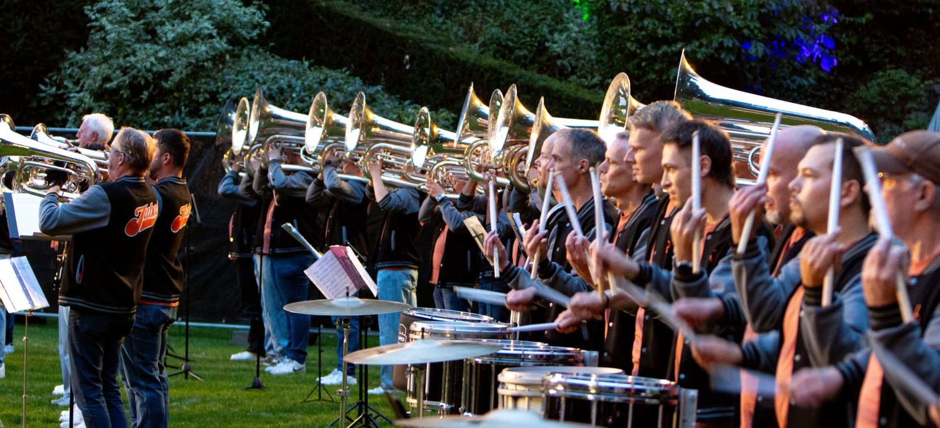 De tuba's en het slagwerk van het Jubal Legacy Project in het avondlicht