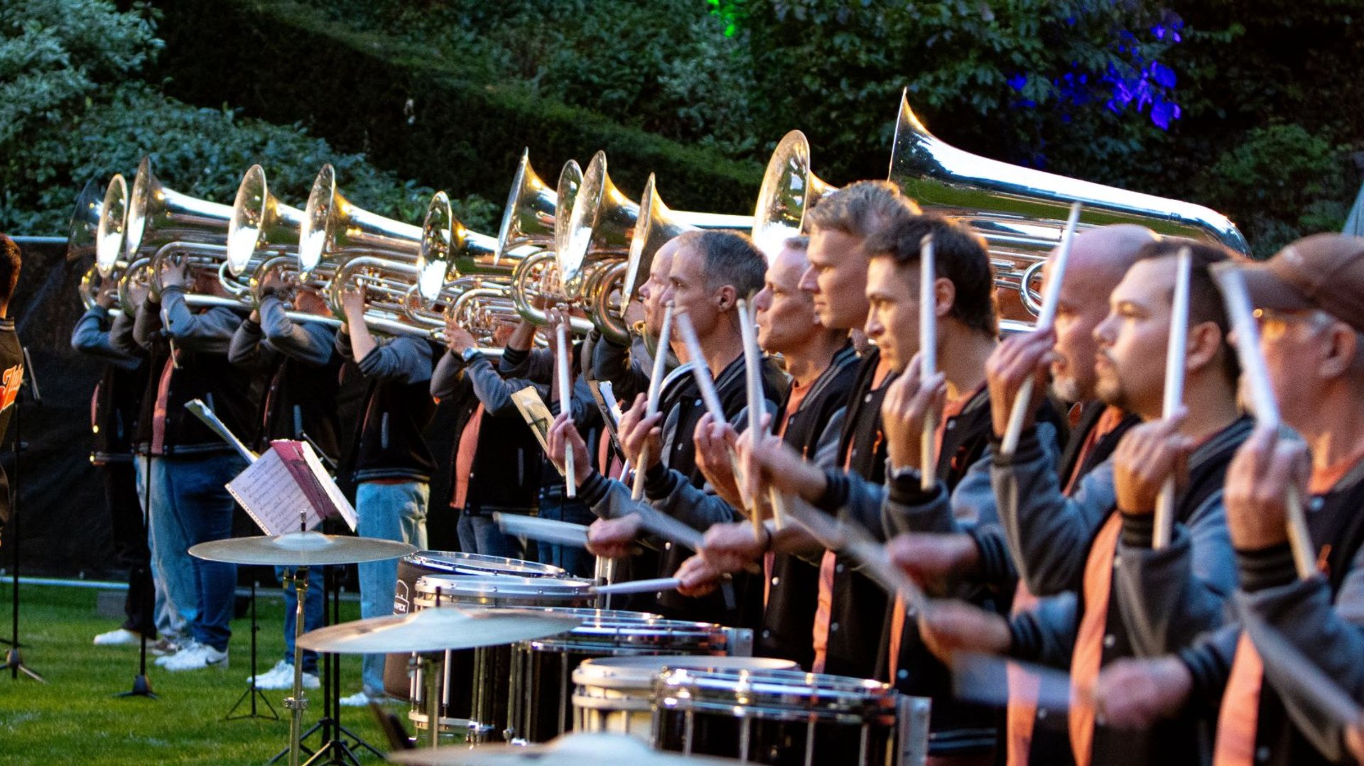 De tuba's en het slagwerk van het Jubal Legacy Project in het avondlicht