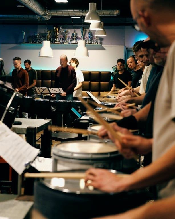 Slagwerkers van het Jubal Legacy Project repeteren, met jarenlange prijzen op de achtergrond