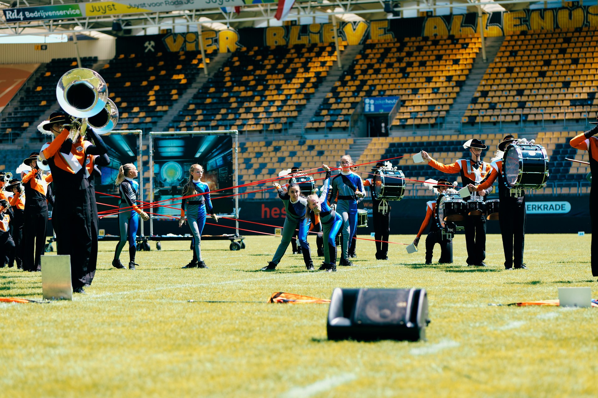 Jong Jubal tijdens Mission: Incredible! met de color guard en rode linten over het veld