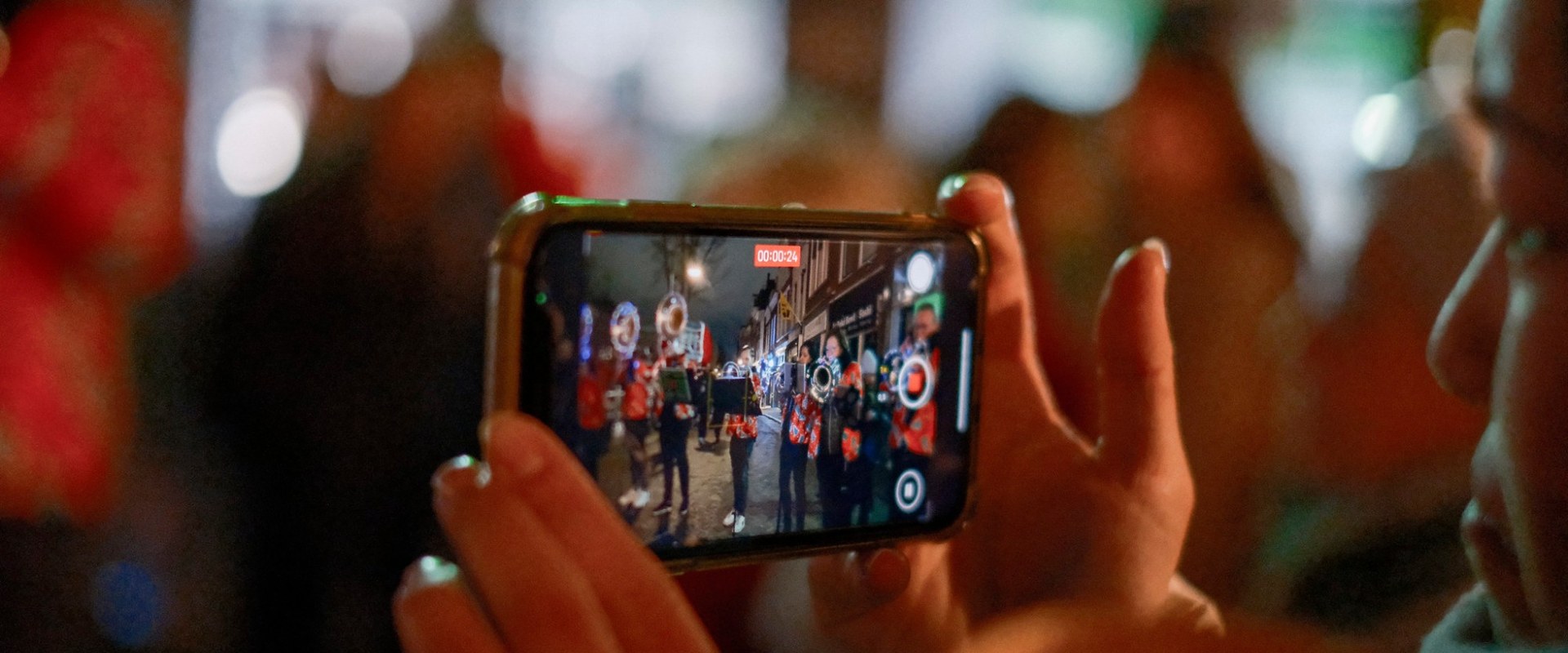 De Jubal All-Star X-Mas Band tijdens een avondoptreden, gefilmd door publiek