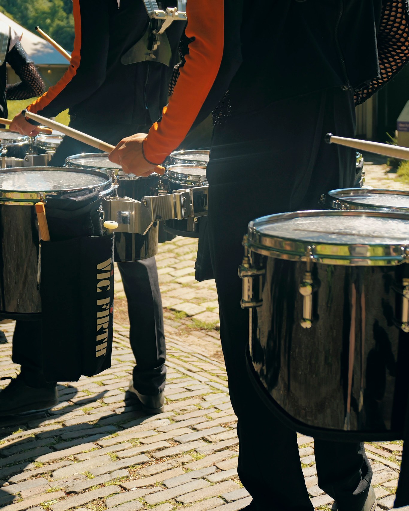 De percussiesectie van Jong Jubal tijdens een parade over de kinderkopjes