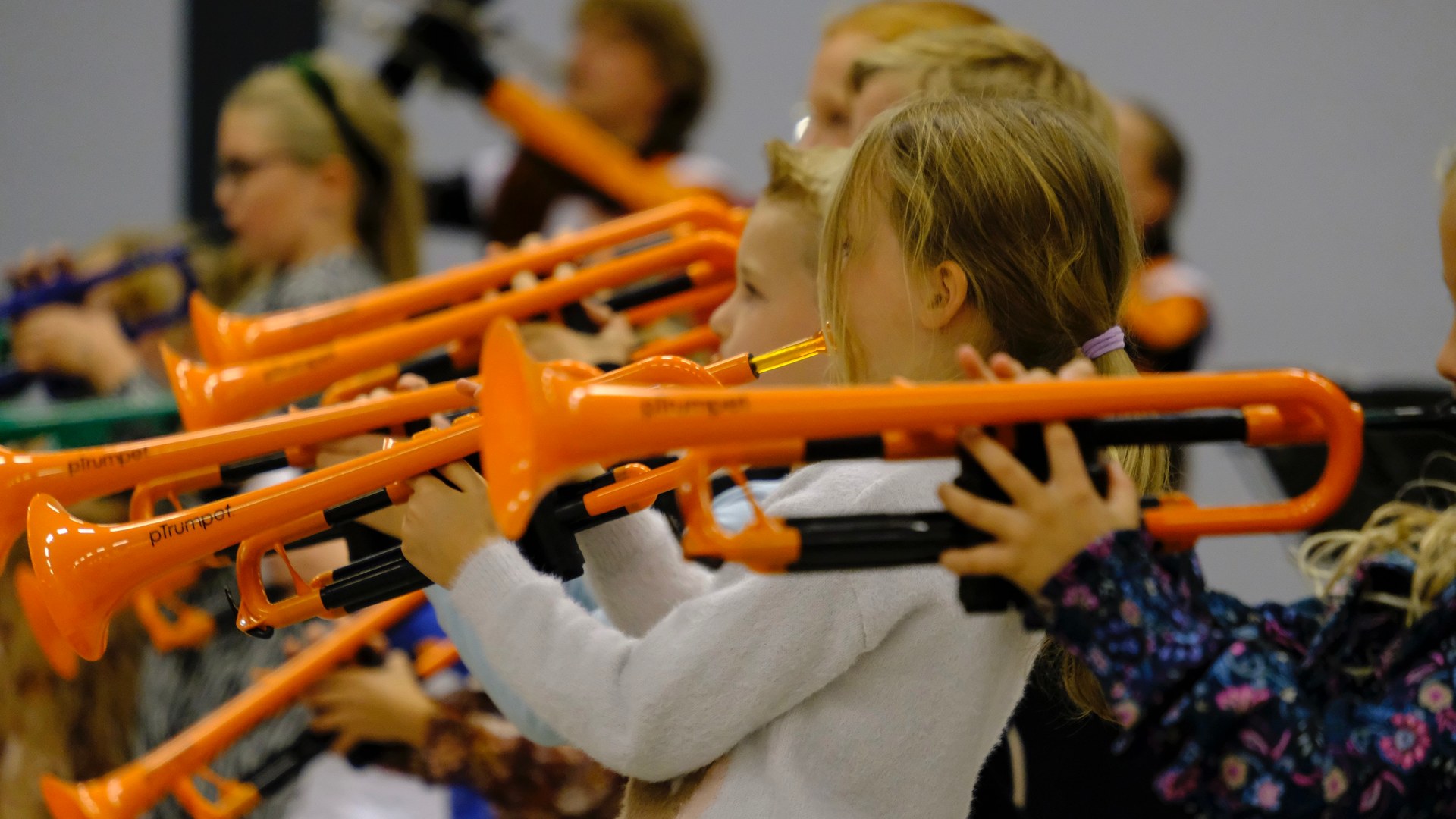 Kinderen spelen samen op oranje pTrumpets tijdens een Music Kids-les