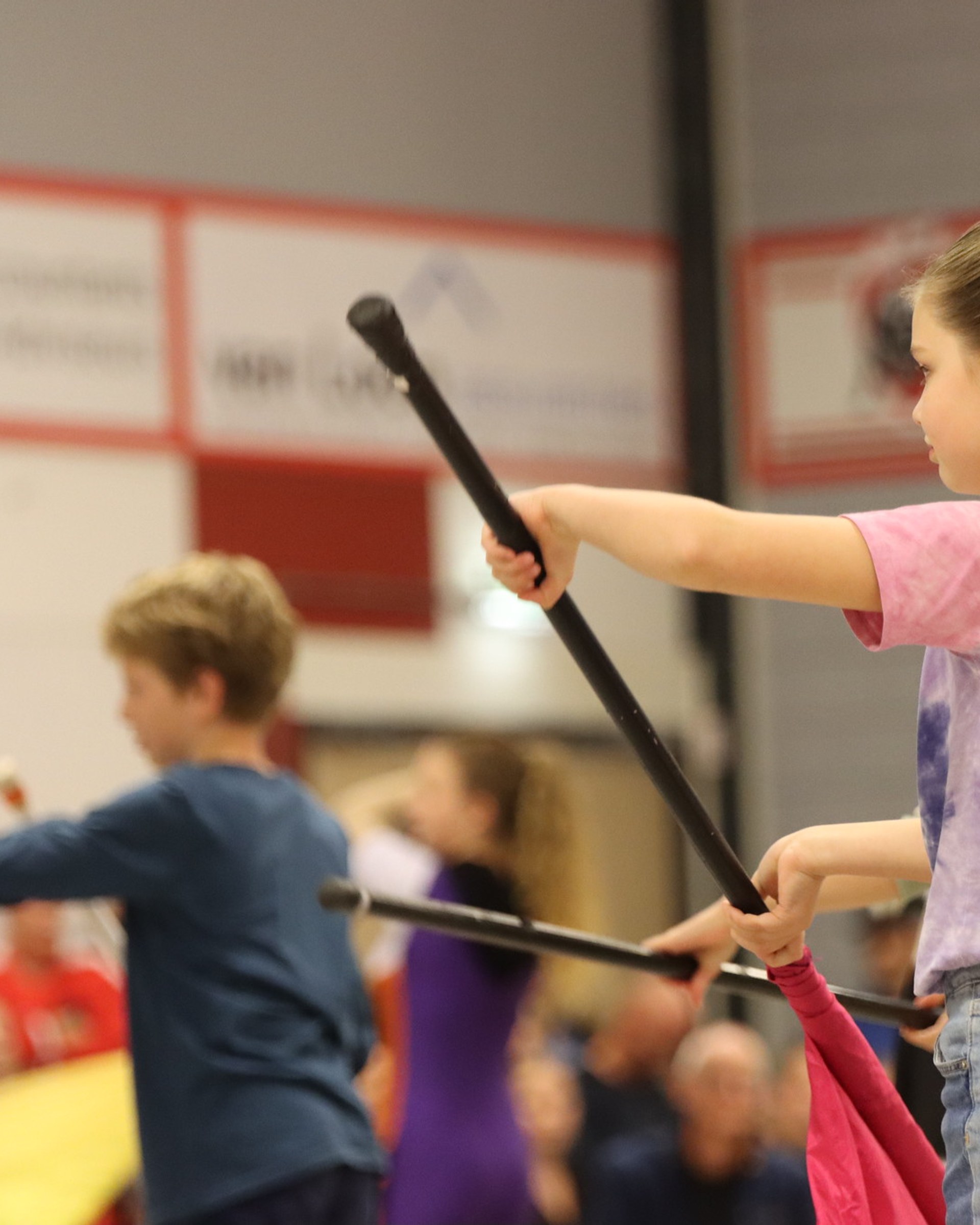 Kind oefent met de vlag bij de color guard van Jong Jubal